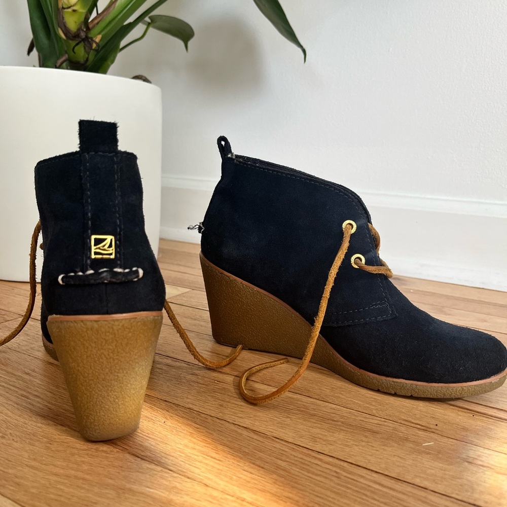 Navy blue and brown Sperry suede ankle heel boots!